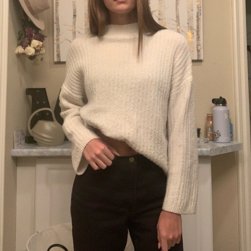 Whited knitted short turtle neck.